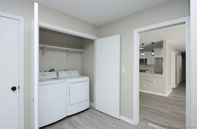 Building Photo - 2 Lakeview Ave