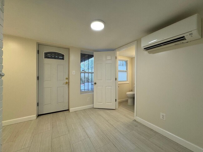 Building Photo - Stunning 4 Bed 3 Bath Tudor-style Brick Townhome In Desired Foxhall