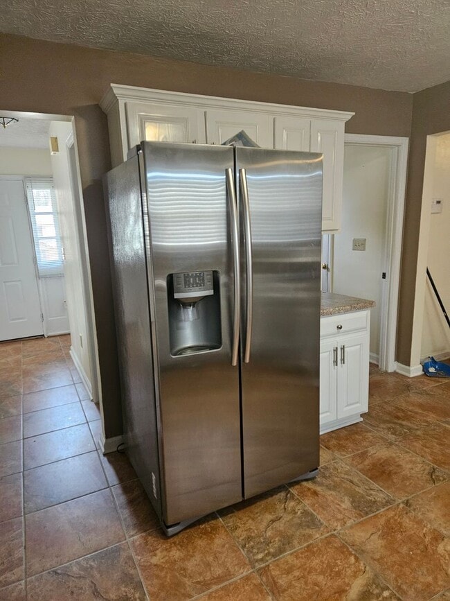Building Photo - Spacious 3 Bedroom 2.5 Bath Home