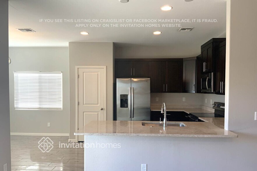 Building Photo - 5541 E Santa Clara Dr