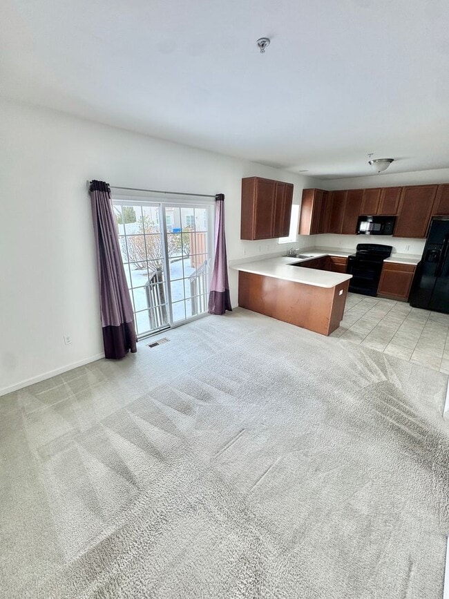 Building Photo - THREE BEDROOM TOWNHOME- PARKLAND SCHOOLS