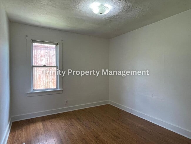Building Photo - 1923 1/2 Gould Ave