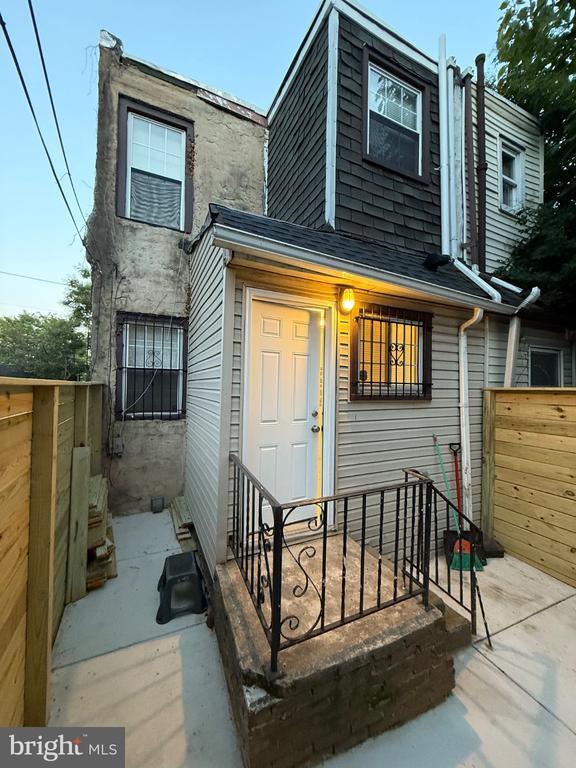 Building Photo - 2048 N Darien St