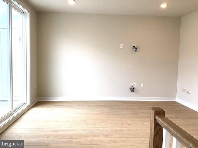 Building Photo - 10590 Red Oak St