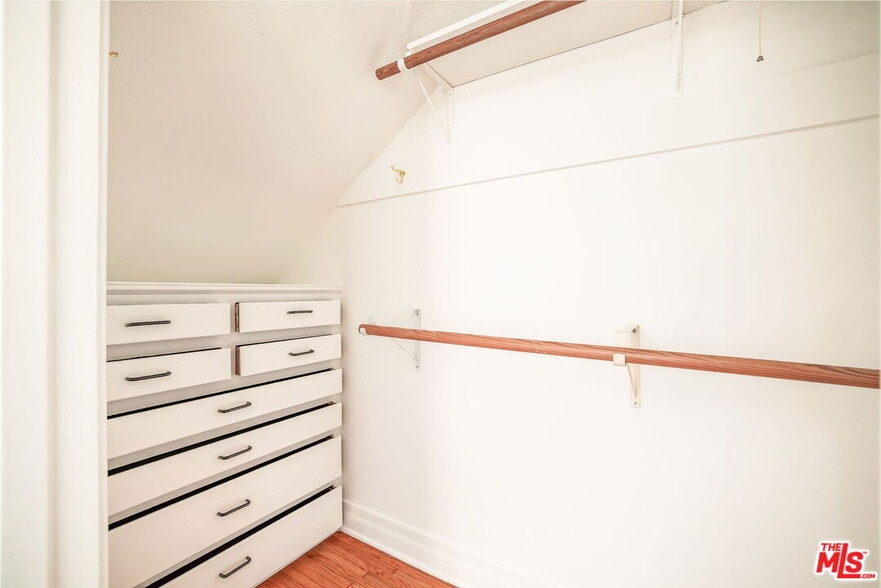 Closet - 842 S Sycamore Ave