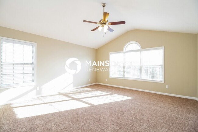 Building Photo - 4 Bedroom Pet-Friendly Home in Louisville, KY with Main Street Renewal