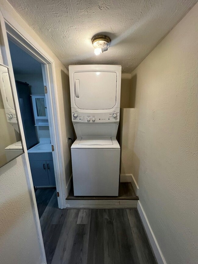 Building Photo - 885 Fourth Ave, Unit 1