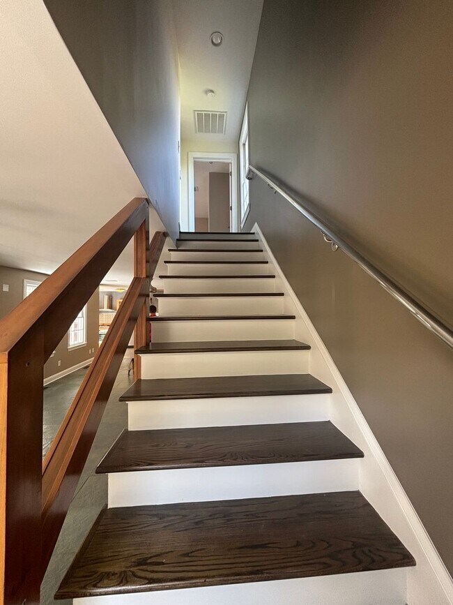 Building Photo - 2 Bedroom 2.5 Bathroom in The Charleston P...