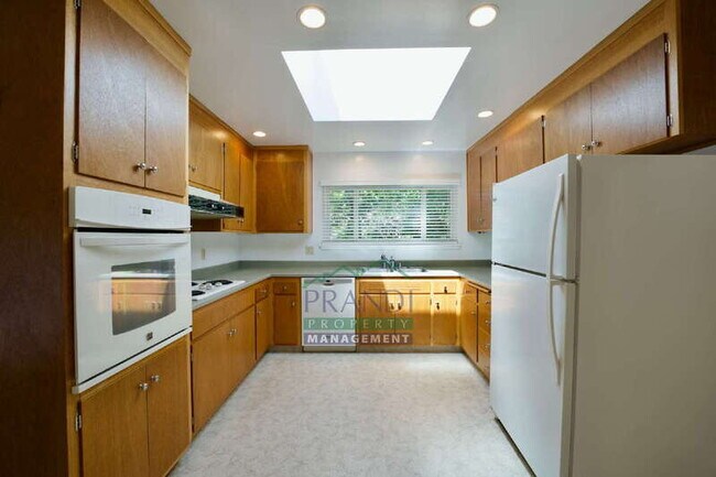 Building Photo - 868 Las Pavadas Ave