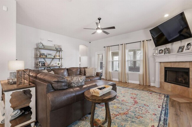 Building Photo - Beautiful house includes oversized covered Front Porch, features 4 Beds, 2 Baths, Study, Gameroom...