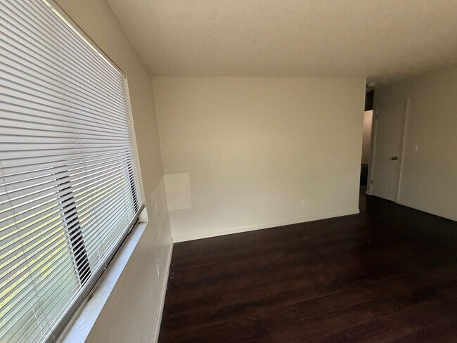 Building Photo - Reno Duplex - 1 Pet Friendly, Garage, Dishwasher, Washer/Dryer Hookups, Central A/C
