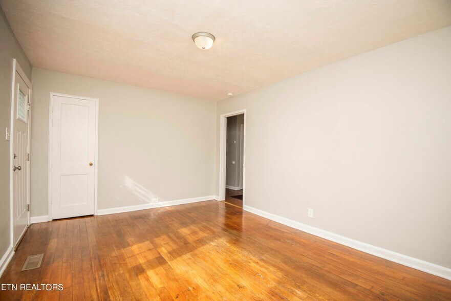 Building Photo - 1039 Oglewood Ave