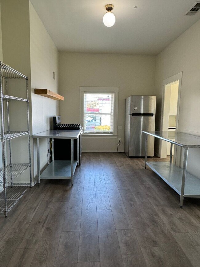 Building Photo - Remodeled 2bed/2bath HOME IN MIDTOWN! CENT...