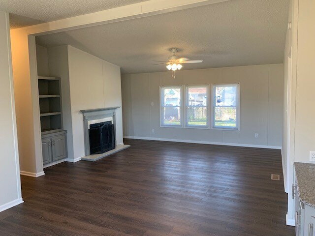 Building Photo - WANNAMAKER 3BR/2BA COMPLETELY UPDATED AVAILABLE NOW!