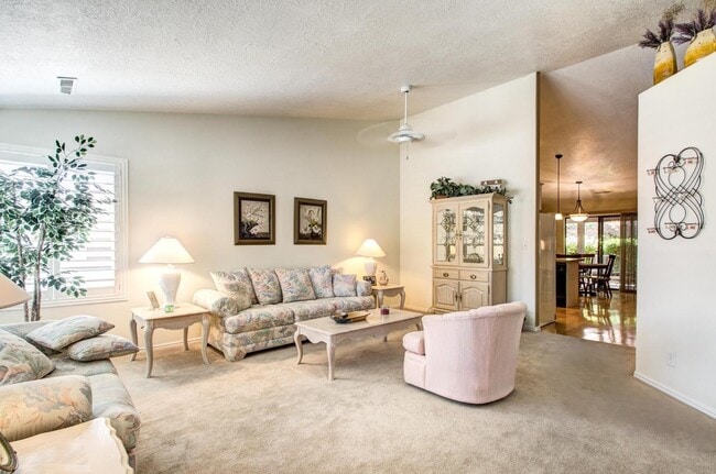 Building Photo - 525 Ridgeview Dr