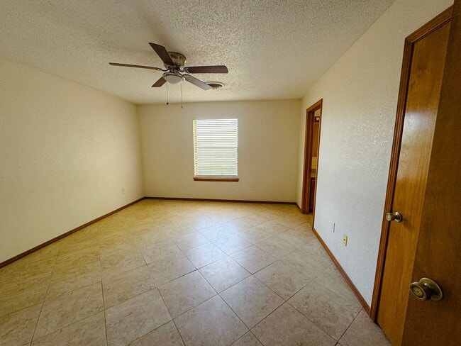 Building Photo - 533 Eagle Dr