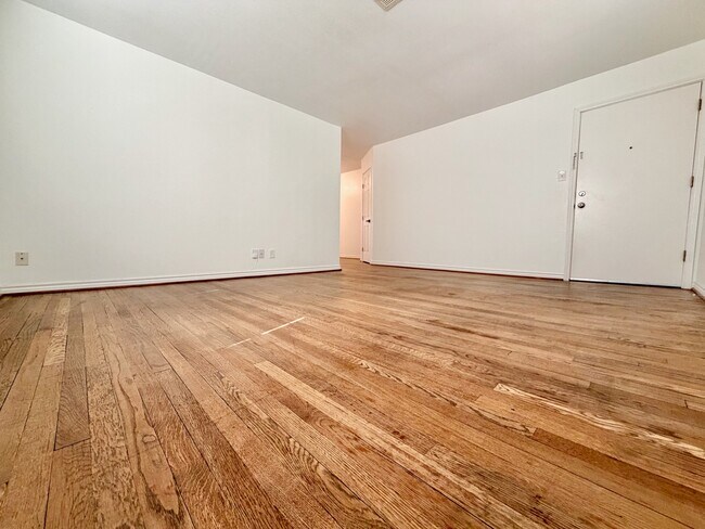 Building Photo - 2126 Banks St