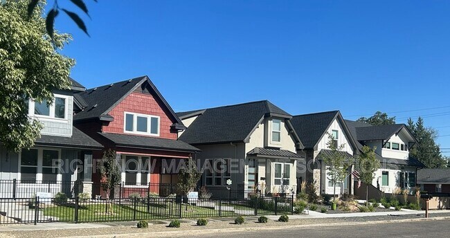 Building Photo - 1806 S Manitou Ave