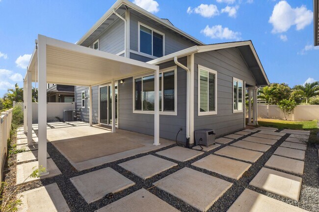 Building Photo - Bright 4-Bedroom Pet-Friendly Golf-Course ...