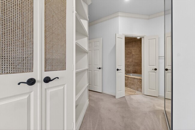 Building Photo - 155 N Hanley Rd