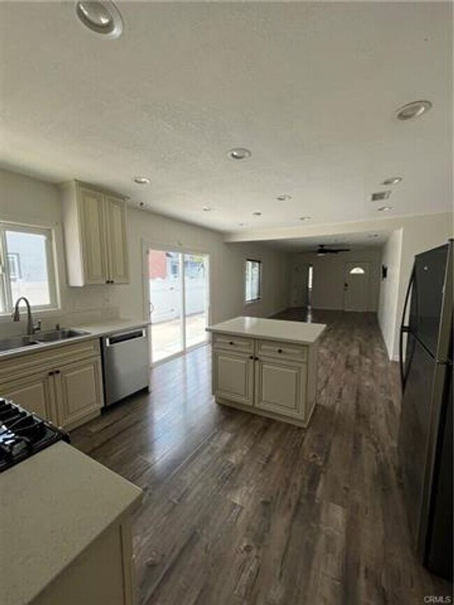 Building Photo - Charming Home