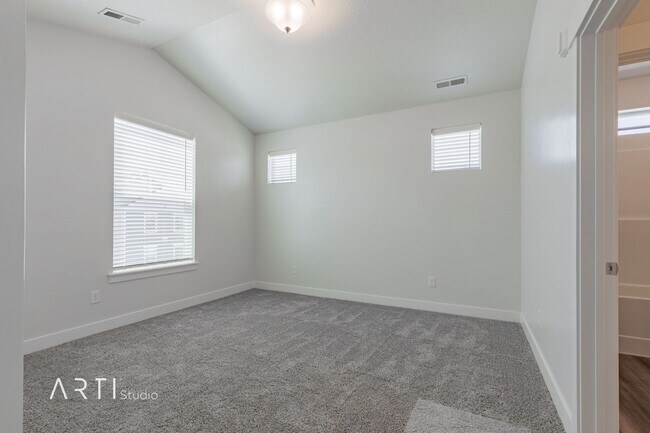 Building Photo - **Modern Comfort Awaits in Saratoga Spring...