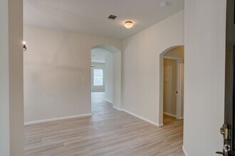 Building Photo - Cozy 3-Bedroom, 2-Bathroom Single Family H...