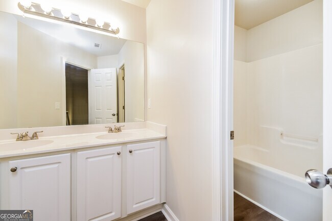 Building Photo - 8904 Crestview Cir