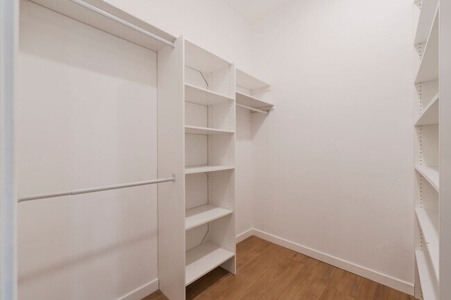 Building Photo - Warm & Inviting Hawthorne Home!