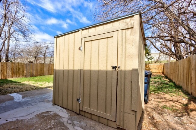 Building Photo - This Cute and Cozy 4 Bed, 2 Bath Home is Available now!!
