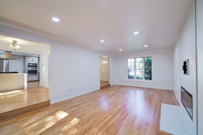 Building Photo - 4Bd/2.5Ba Mercer Island House