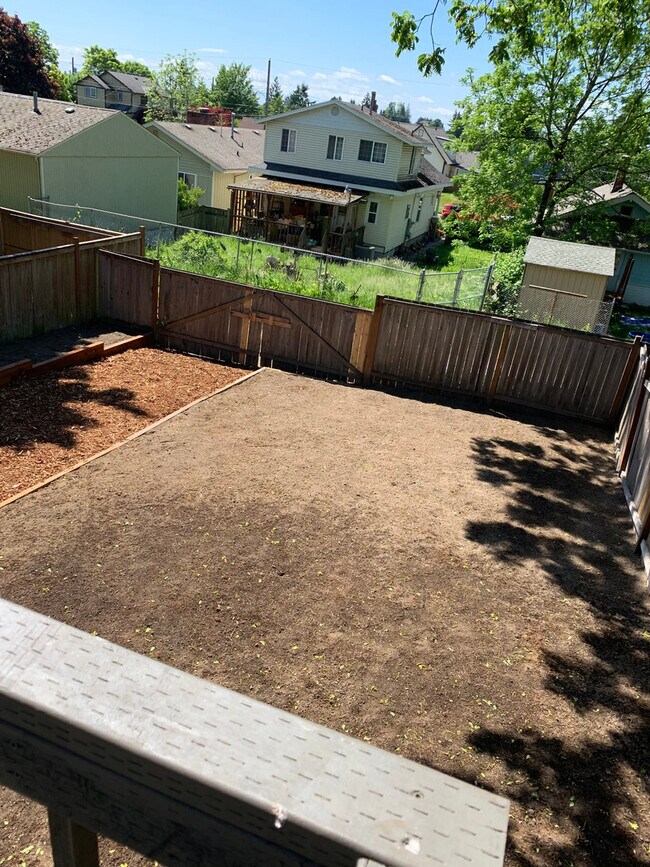 Building Photo - Very Cute 2 bedroom, 3/4 bath updated home...