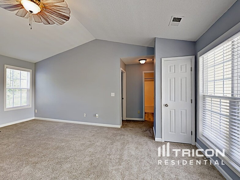 Building Photo - 623 Bowling Ln