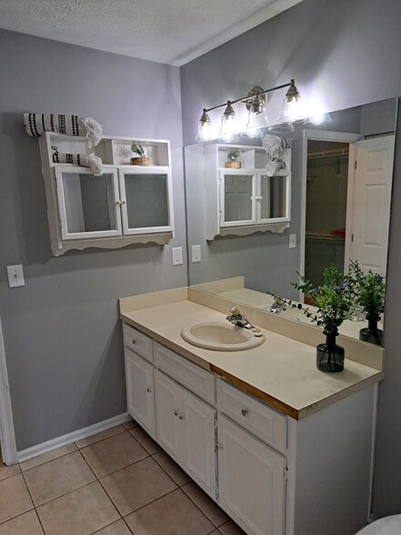 Building Photo - 3808 Overlook Dr