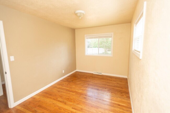 Building Photo - 307 N 3rd St