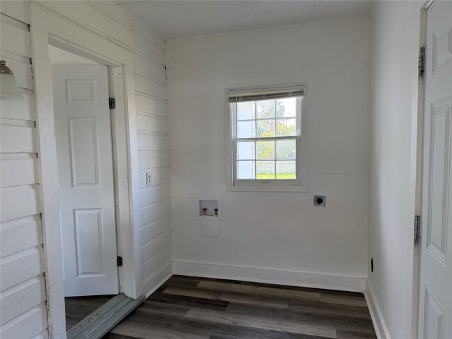 Building Photo - 2303 Victory Ave