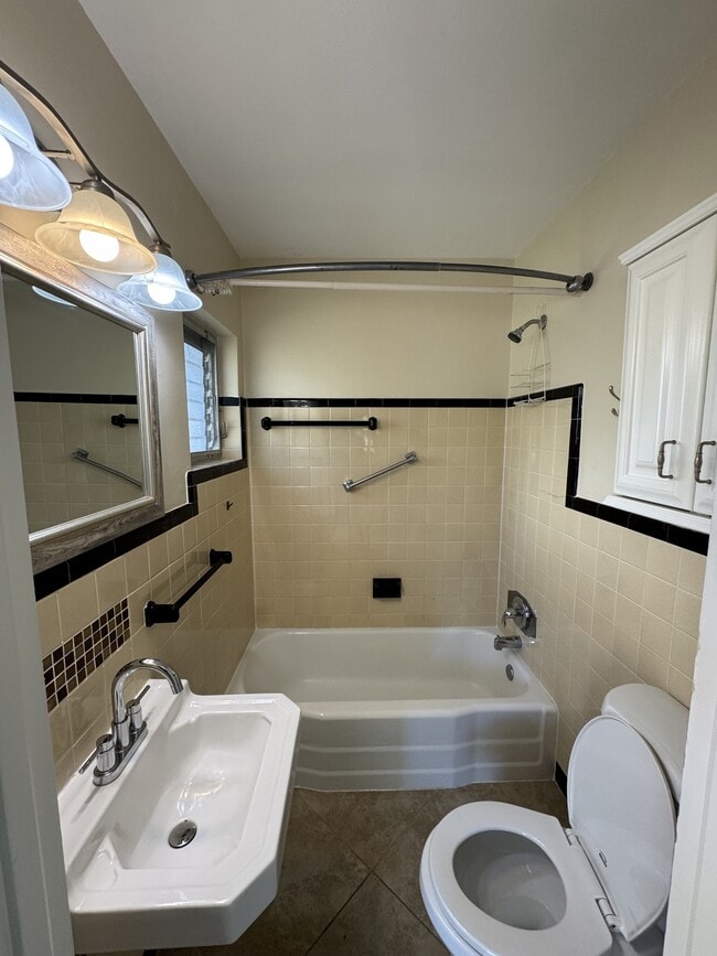 Building Photo - 1604 8th Ave W