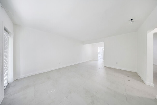 Building Photo - 6930 Rue Versailles Dr