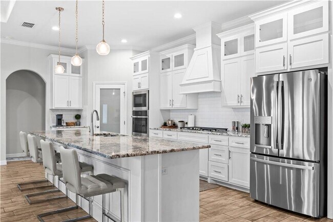 Building Photo - 4 Bedroom | 3 Bathroom | Centrally Located