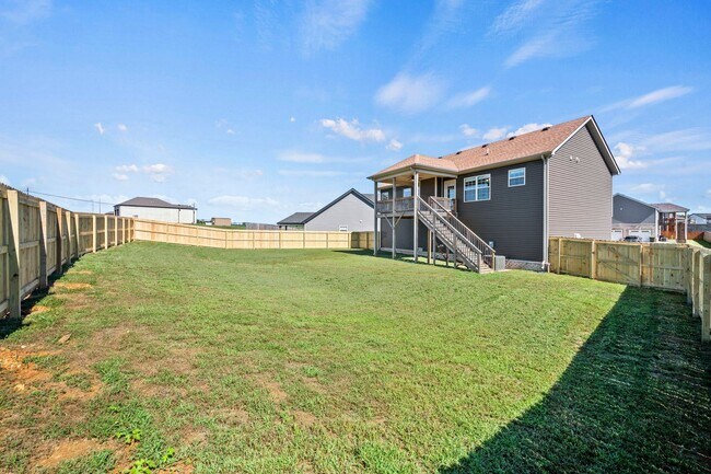 Building Photo - Beautiful Like-New Split Foyer Home Off Ex...