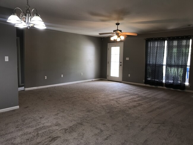 Building Photo - 3 Bedroom House in Denham Springs