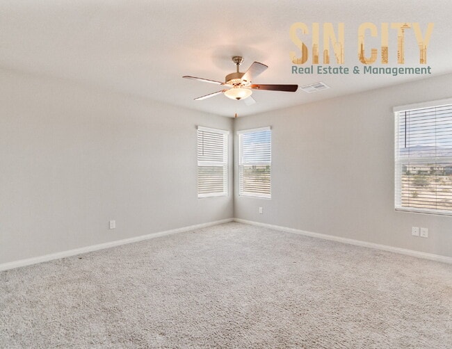 Building Photo - "Spacious 4-Bedroom Oasis with 2.5 Baths i...