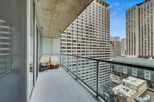 Building Photo - 550 N St Clair St