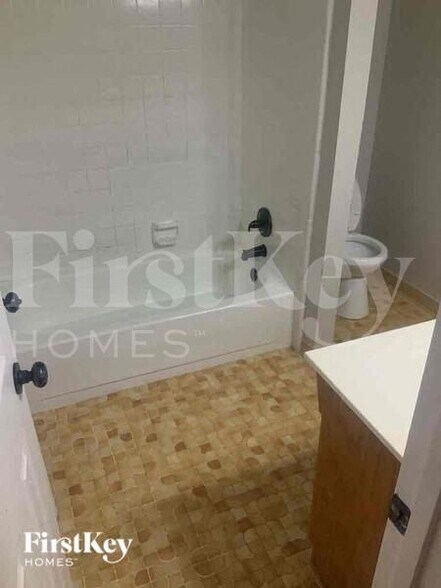 Building Photo - 2876 Fieldstone Dr SE