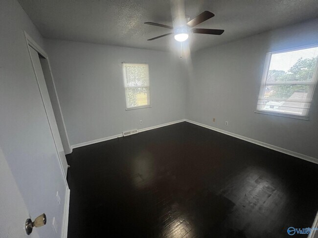 Building Photo - 409 Cumberland Dr SE