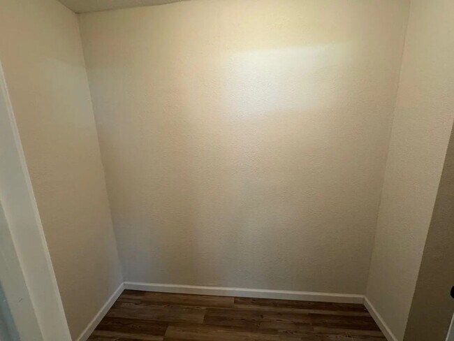 Building Photo - 3 Bed 2 Bath 2 Car Garage in Strafford MO