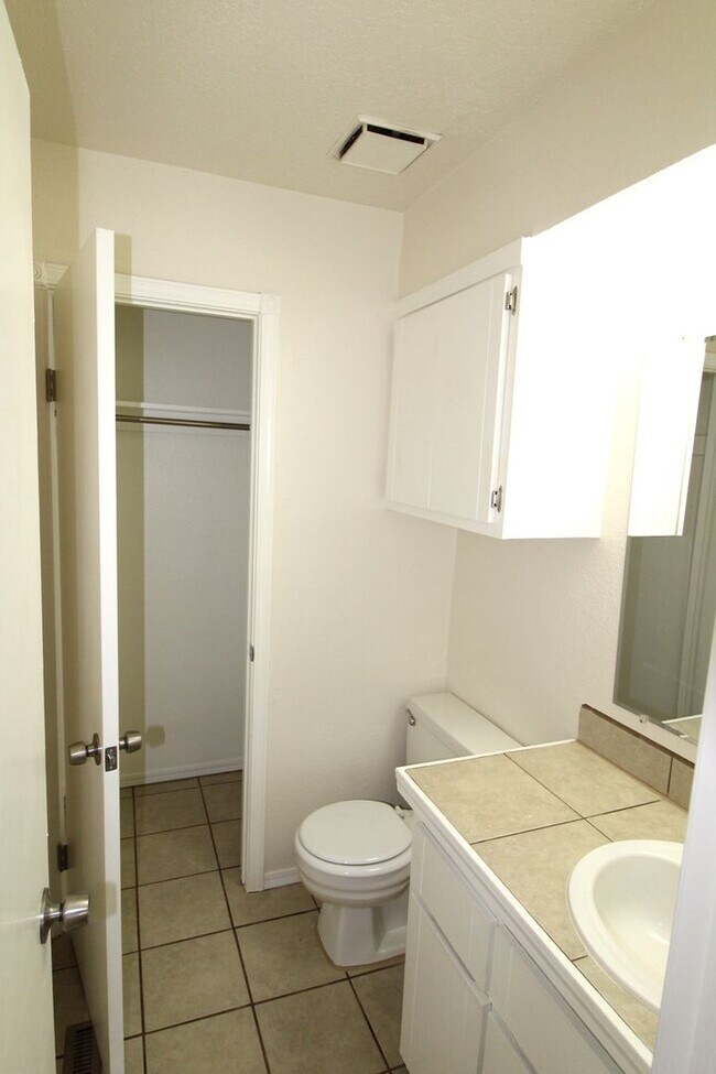 Building Photo - 904-904 Aspen Ct