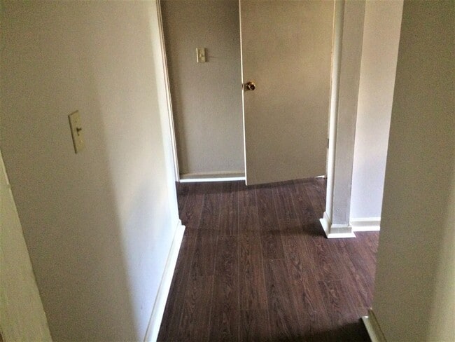 Building Photo - 2 Bedroom / 1 Bath Apartment Johnson City, TN