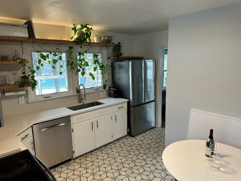 Building Photo - 4 Maplewood Dr