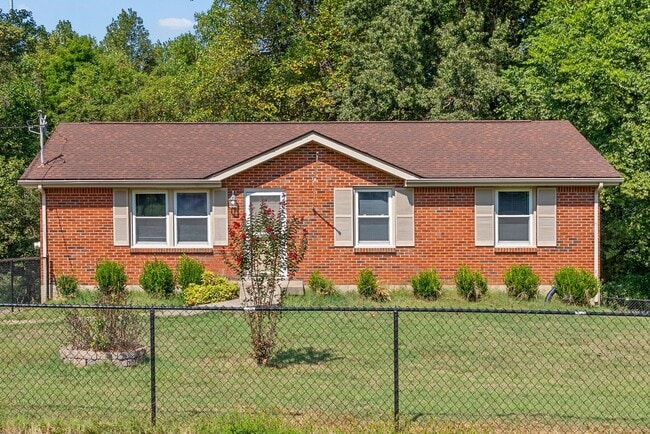 Building Photo - 3 Bedroom 2 Bath Dog Friendly Home For Rent Near Providence Blvd.